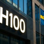 Het logo van het Zweedse bedrijf H100 op een gebouwgevel met een Zweedse vlag ernaast