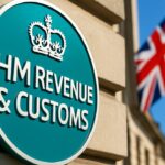 Het logo van de Britse belastingdienst HMRC op een overheidsgebouw