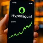 Smartphone met de Hyperliquid-app en een stijgende groene HYPE-koersgrafiek