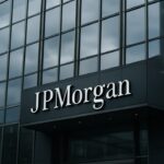 Modern kantoorgebouw van JPMorgan met logo bij de ingang onder een bewolkte hemel