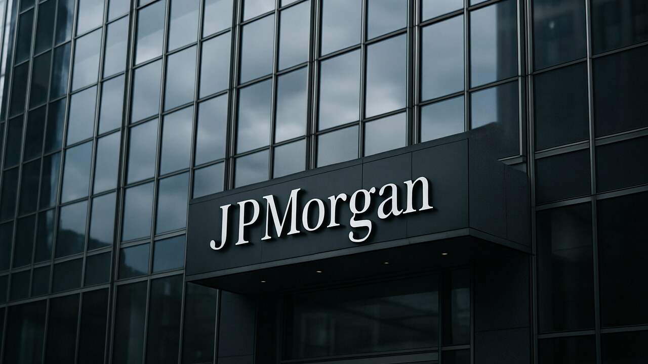 Modern kantoorgebouw van JPMorgan met logo bij de ingang onder een bewolkte hemel