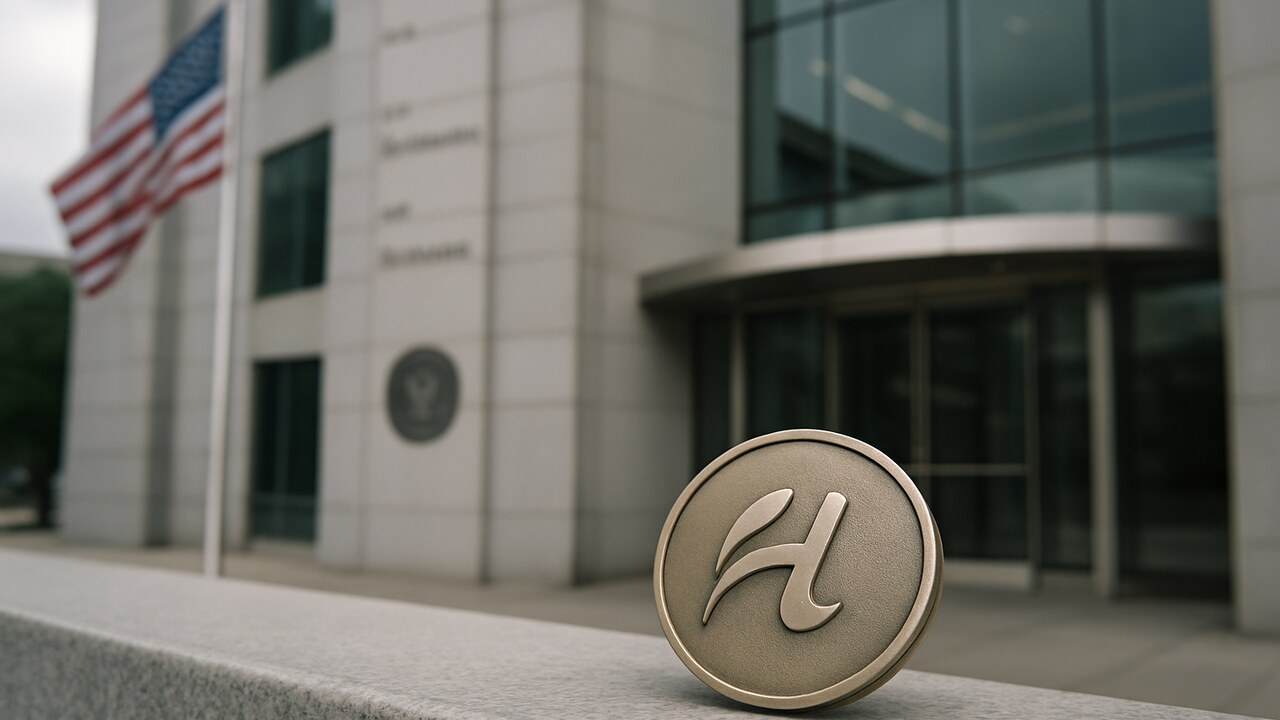 Amerikaans overheidsgebouw met daarvoor een kleine munt met Hyperliquid-symbool, symbool voor de stap richting de VS