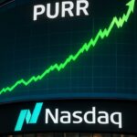Nasdaq-beursscherm buiten met een stijgende groene grafiek en de ticker PURR van Hyperliquid Strategies
