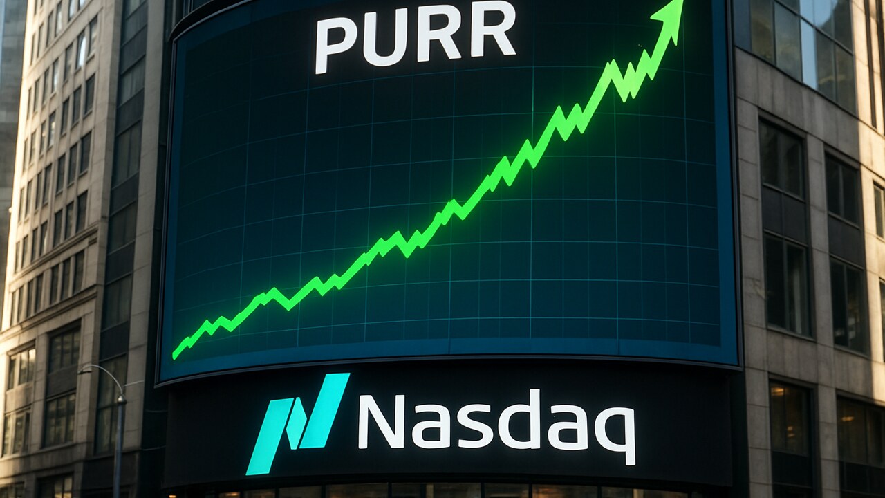 Nasdaq-beursscherm buiten met een stijgende groene grafiek en de ticker PURR van Hyperliquid Strategies