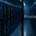 Datacenter met serverrekken en een scherm dat dalende inkomsten toont, met het Hyperliquid-logo op een glazen wand