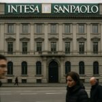 Het hoofdkantoor van de Italiaanse bank Intesa Sanpaolo met logo op de gevel
