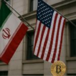 De vlaggen van Iran en de Verenigde Staten naast elkaar met op de voorgrond een Bitcoin-munt