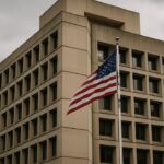 Amerikaans federaal overheidsgebouw met vlag, symbool voor de benoeming van Jay Clayton tot inlichtingenchef