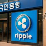 Koreaanse bankvestiging met het Ripple-logo prominent bij de ingang en een Koreaanse vlag