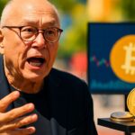 Robert Kiyosaki spreekt gepassioneerd tijdens een interview, met goud, zilver en een Bitcoin-symbool zichtbaar