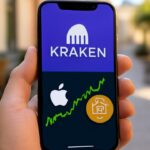 Smartphone met de Kraken-app die zowel een Amerikaans aandeel als een getokeniseerde versie toont, met het Kraken-logo zichtbaar