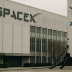 Het hoofdkantoor van SpaceX met het herkenbare logo op de gevel
