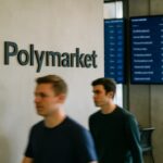 Kantoor van Polymarket met het merklogo op de muur en schermen met voorspellingsmarkten op de achtergrond