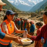 Hulpverleners delen maaltijden en drinkwater uit aan getroffen gezinnen in een door overstromingen verwoest dorp in Nepal