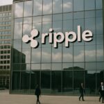 Modern kantoorgebouw in een financieel district met het Ripple-logo op de glazen gevel