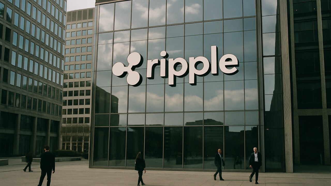 Modern kantoorgebouw in een financieel district met het Ripple-logo op de glazen gevel