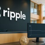 Modern kantoor van Ripple met groot logo op de muur en een scherm dat een vlakke XRP koers net onder 1 dollar toont