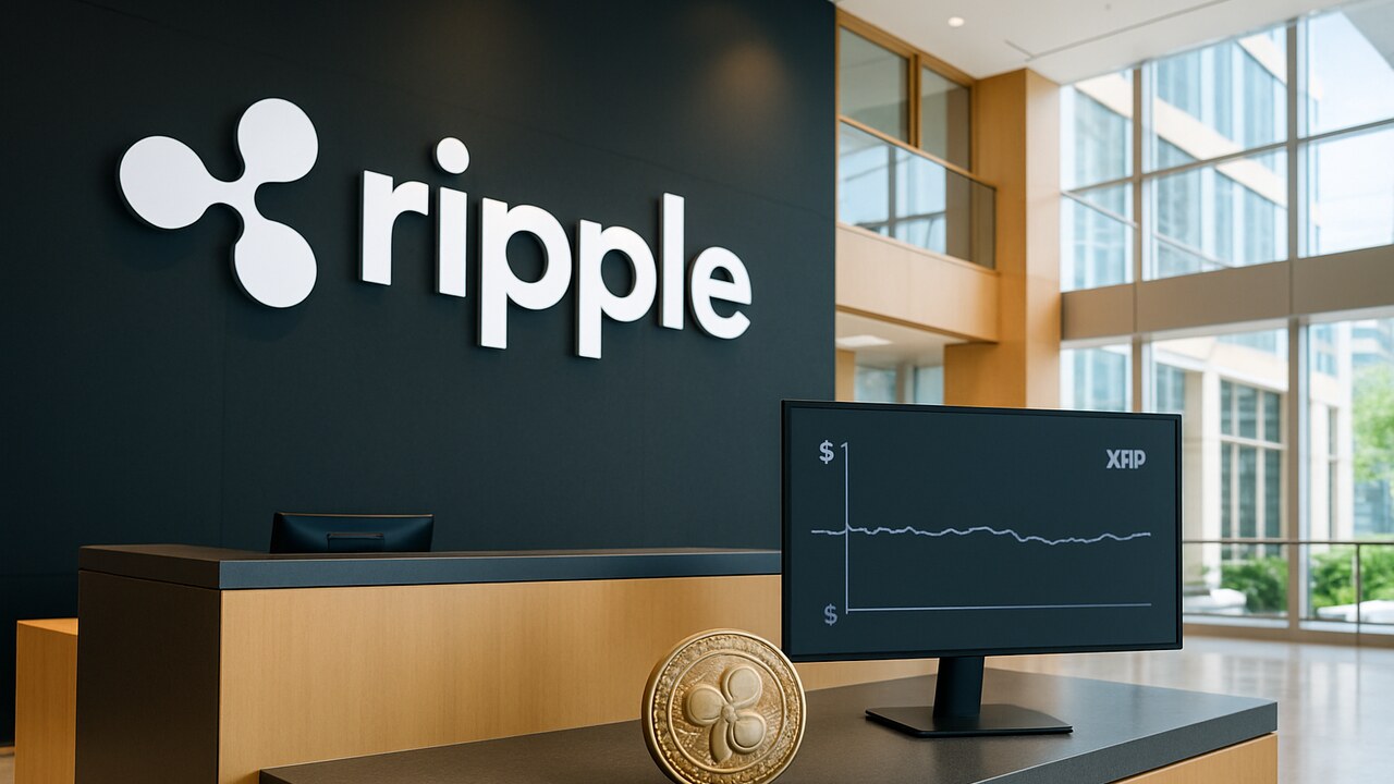 Modern kantoor van Ripple met groot logo op de muur en een scherm dat een vlakke XRP koers net onder 1 dollar toont