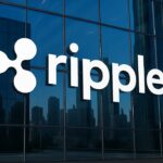 Het Ripple-logo groot en helder op de buitengevel van een modern financieel gebouw, gezien vanaf straatniveau.