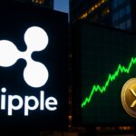 Groot Ripple-logo op een buitenbillboard naast een scherm met een stijgende groene XRP koersgrafiek