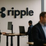 Kantoor met zichtbaar Ripple-logo aan de muur, symbool voor de ontwikkelingen rond RLUSD en de XRP Ledger