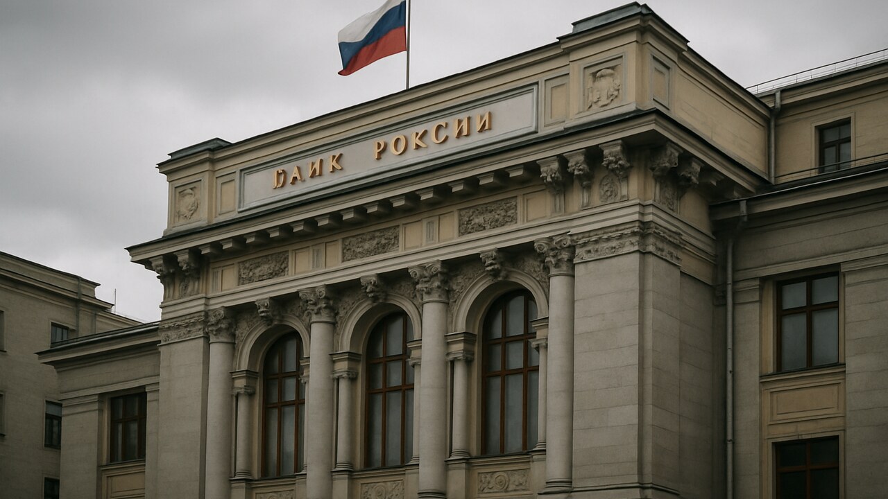 Het gebouw van de Russische centrale bank in Moskou onder een grijze lucht met de Russische vlag