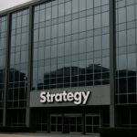 Kantoorgebouw van Strategy met het bedrijfslogo bij de ingang onder een bewolkte hemel