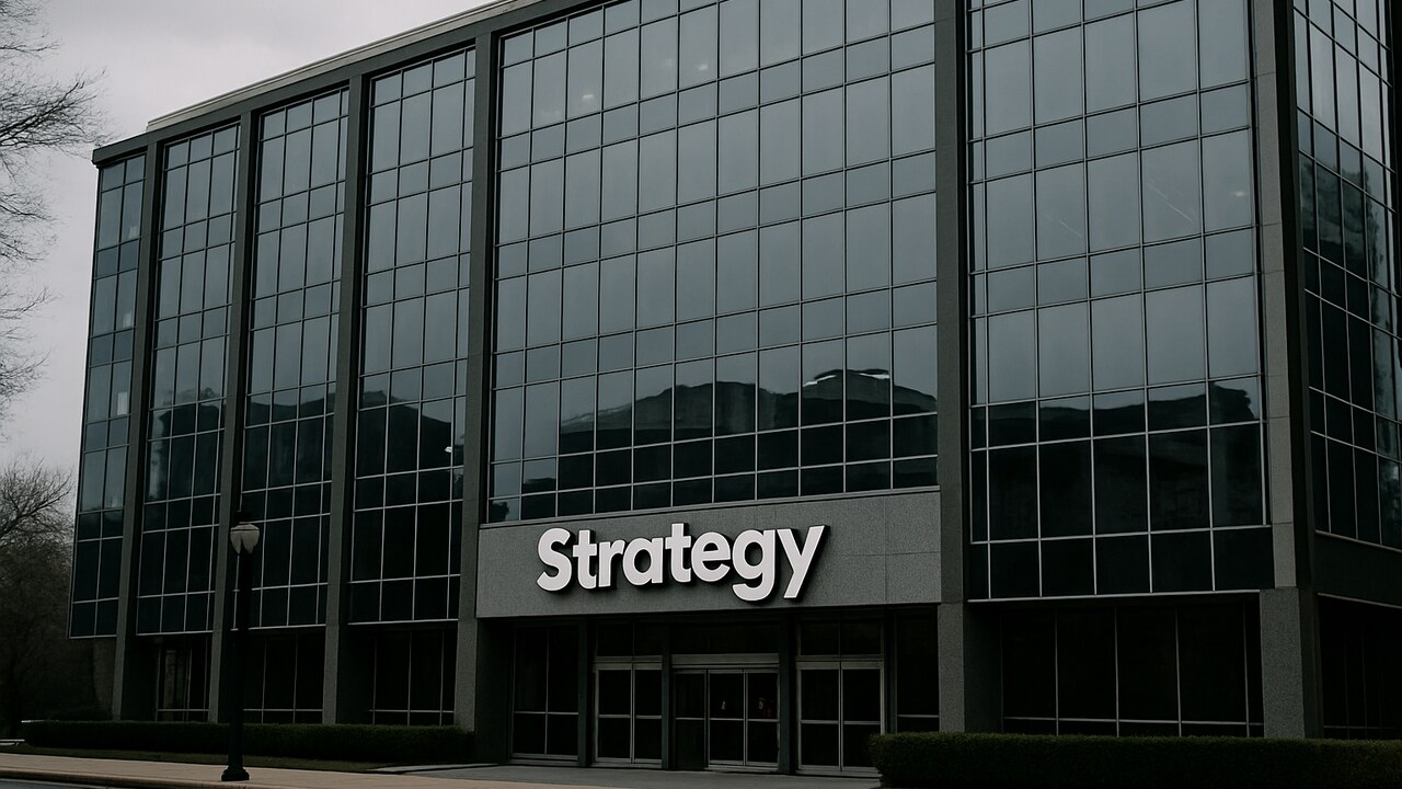Kantoorgebouw van Strategy met het bedrijfslogo bij de ingang onder een bewolkte hemel