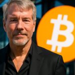 Michael Saylor voor een groot Bitcoin-logo, verwijzend naar een mogelijke nieuwe aankoop door Strategy