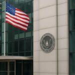 Het hoofdkantoor van de Amerikaanse toezichthouder SEC met het officiele zegel en een Amerikaanse vlag