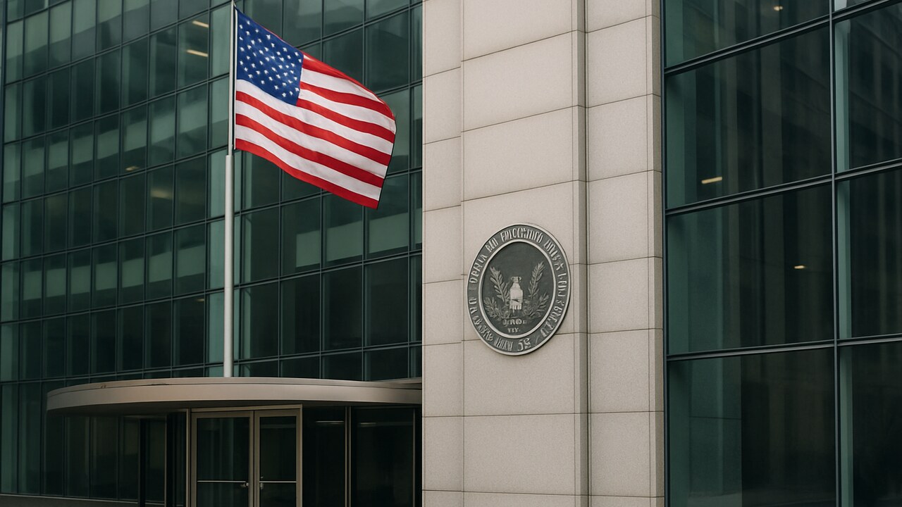 Het hoofdkantoor van de Amerikaanse toezichthouder SEC met het officiele zegel en een Amerikaanse vlag