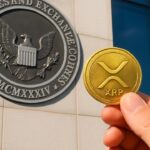 Het embleem van de Amerikaanse toezichthouder SEC op een overheidsgebouw, met op de voorgrond een XRP-munt in een hand