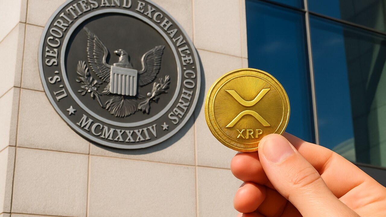 Het embleem van de Amerikaanse toezichthouder SEC op een overheidsgebouw, met op de voorgrond een XRP-munt in een hand