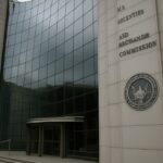 Het hoofdkantoor van de Amerikaanse toezichthouder SEC in Washington op een bewolkte dag, met gesloten deuren.