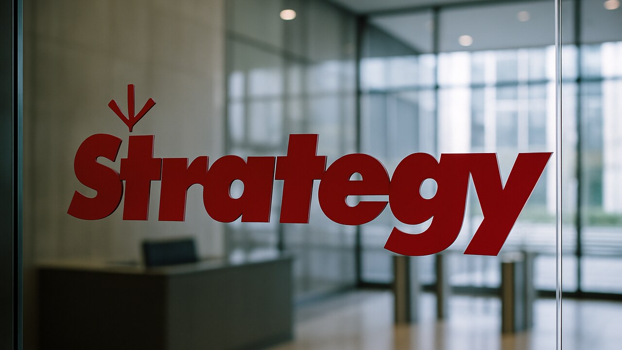 Het logo van Strategy op een glazen kantoormuur in een moderne bedrijfslobby