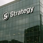 Kantoorgebouw met het logo van Strategy op de gevel, bij daglicht