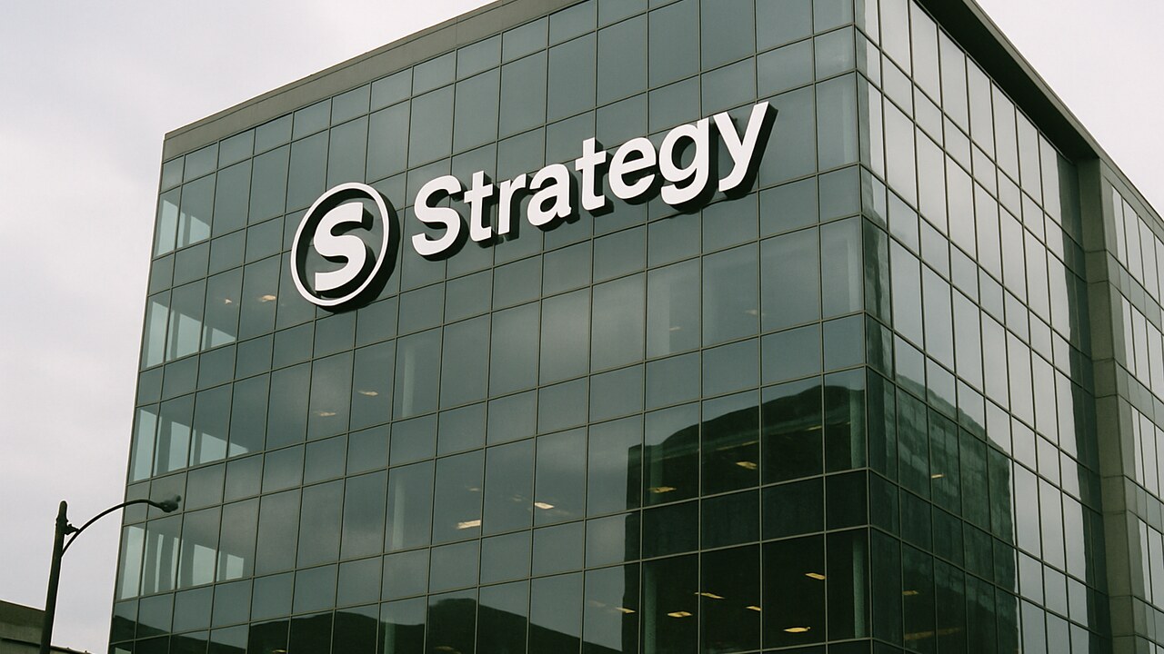 Kantoorgebouw met het logo van Strategy op de gevel, bij daglicht