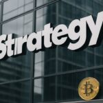 Kantoorgebouw met het logo van Strategy en op de voorgrond een kleine fysieke Bitcoin-munt