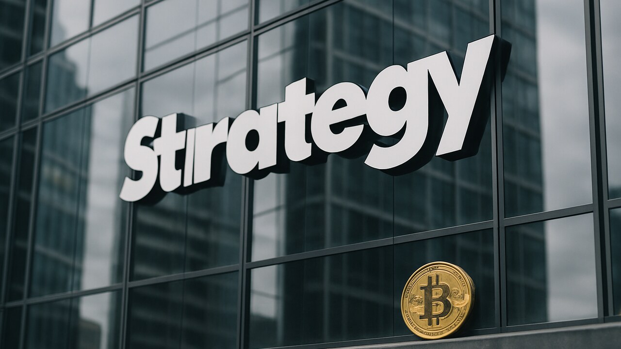 Kantoorgebouw met het logo van Strategy en op de voorgrond een kleine fysieke Bitcoin-munt