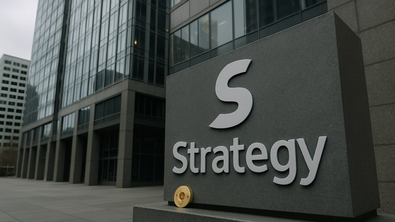 Kantoorgebouw met het logo van Strategy, met een kleine Bitcoin-munt bij de ingang