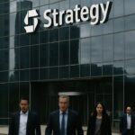 Modern glazen hoofdkantoor met het logo van Strategy op de gevel onder een bewolkte hemel