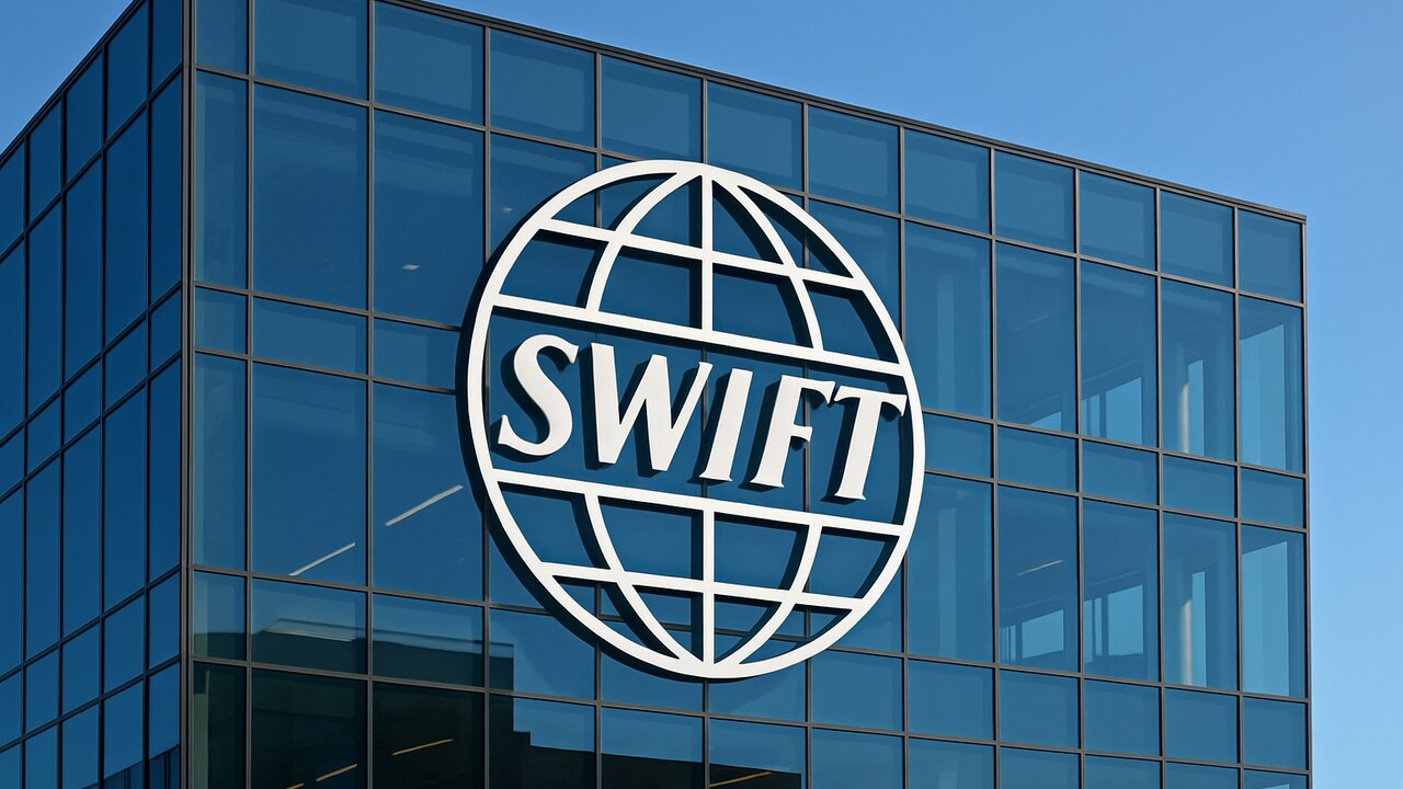 Gevel van een modern gebouw met het Swift-logo groot en herkenbaar in beeld
