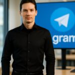 Pavel Durov voor een scherm met het Telegram-logo en de tekst .gram