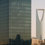 Moderne glazen kantoortoren in Riyad, Saoedi-Arabië, symbool voor institutioneel vastgoed dat getokeniseerd wordt