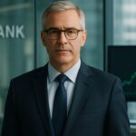Bankier in pak in een modern kantoor met op de achtergrond een scherm met een stijgende cryptografiek