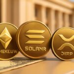 Fysieke crypto-munten van Ethereum, Solana en XRP op een bankbalie naast een dollarbiljet, met op de achtergrond een overheidsgebouw