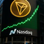 Groot digitaal scherm met TRON-logo en een stijgende groene grafiek op een beursgebouw aan een druk plein