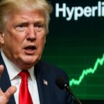 Donald Trump spreekt bij een persmoment met achter hem een scherm met een stijgende Hyperliquid-koersgrafiek