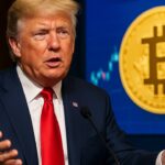 Donald Trump spreekt bij een podium met de Amerikaanse vlag en een Bitcoin-logo op een scherm op de achtergrond
