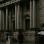 Het hoofdkantoor van de Bank of Japan in Tokio onder een bewolkte hemel